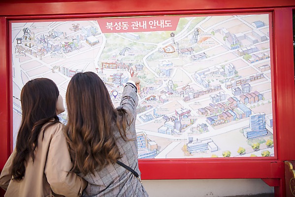 포토 JPG 주간 응시 여자 여행 지도 안내 서기 미소 사람 상반신 20대 성인 야외 두명 뒷모습 친구 우정 한국인 가리킴 여대생 지도보기 차이나타운 찾기 성인여자만 동인천 국내포토 자연요소 시선 대학생 뷰포인트 관계 모션 표정 동양인 손짓 청년 관광지 인천 여자만 성인만 파일형식