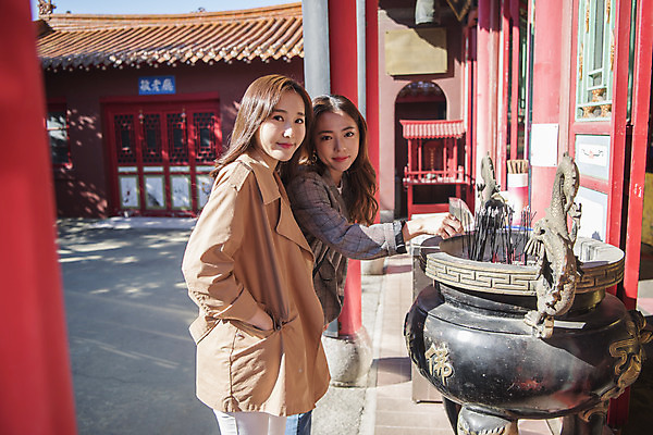 포토 JPG 주간 여자 여행 서기 미소 사람 상반신 20대 성인 야외 두명 옆모습 친구 우정 한국인 손모으기 여대생 손뻗기 소원빌기 차이나타운 성인여자만 동인천 의선당 향로_분향 국내포토 자연요소 대학생 뷰포인트 관계 모션 표정 동양인 손짓 청년 관광지 인천 여자만 성인만 파일형식