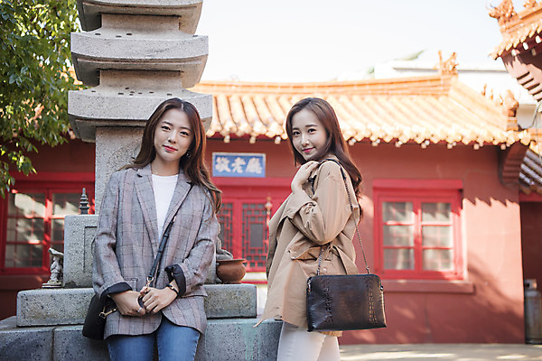 포토 JPG 주간 여자 여행 서기 미소 사람 상반신 20대 성인 야외 두명 앞모습 옆모습 친구 우정 한국인 관람 여대생 차이나타운 성인여자만 동인천 의선당 국내포토 자연요소 대학생 뷰포인트 관계 모션 표정 동양인 청년 관광지 인천 여자만 성인만 파일형식