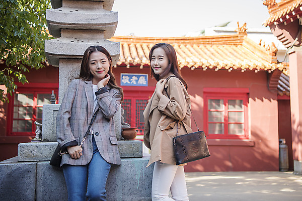 포토 JPG 주간 여자 여행 서기 미소 사람 상반신 20대 성인 야외 두명 앞모습 옆모습 친구 우정 한국인 관람 여대생 차이나타운 성인여자만 동인천 의선당 국내포토 자연요소 대학생 뷰포인트 관계 모션 표정 동양인 청년 관광지 인천 여자만 성인만 파일형식