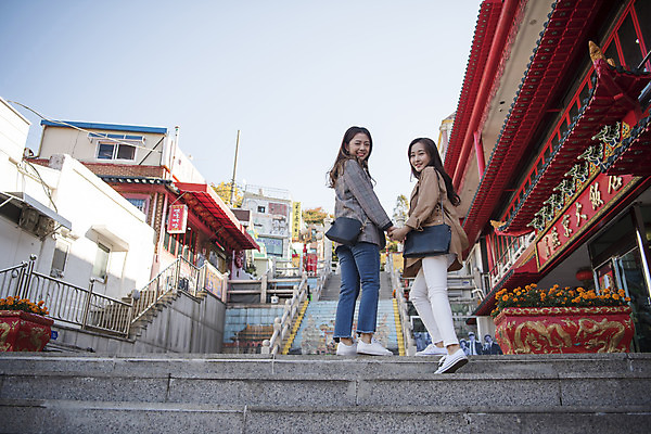 포토 JPG 주간 전신 여자 여행 서기 미소 사람 20대 성인 야외 두명 뒷모습 친구 걷기 계단 우정 한국인 뒤돌아보기 오르기 여대생 차이나타운 성인여자만 동인천 국내포토 자연요소 대학생 뷰포인트 관계 모션 표정 동양인 청년 관광지 인천 여자만 성인만 파일형식