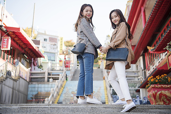 포토 JPG 주간 전신 여자 여행 서기 미소 사람 20대 성인 야외 두명 옆모습 친구 걷기 계단 우정 한국인 뒤돌아보기 오르기 여대생 차이나타운 성인여자만 동인천 국내포토 자연요소 대학생 뷰포인트 관계 모션 표정 동양인 청년 관광지 인천 여자만 성인만 파일형식
