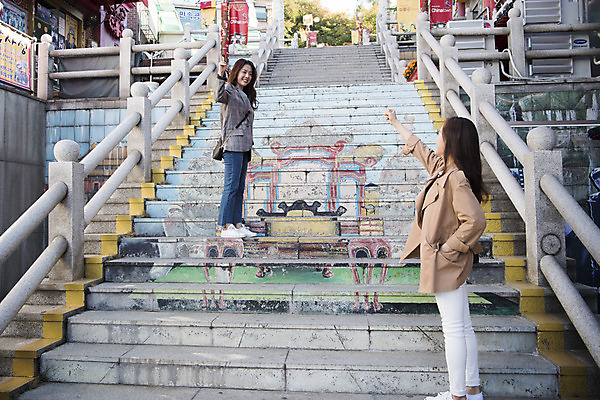 포토 JPG 주간 전신 여자 여행 서기 미소 사람 20대 성인 야외 두명 옆모습 친구 우정 한국인 가위바위보 오르기 여대생 차이나타운 성인여자만 동인천 국내포토 자연요소 대학생 뷰포인트 관계 모션 놀이 표정 동양인 청년 관광지 인천 여자만 성인만 파일형식