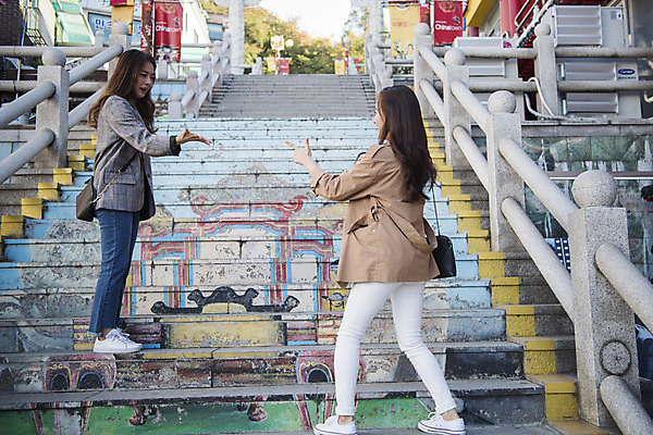 포토 JPG 주간 전신 여자 여행 서기 미소 사람 20대 성인 야외 두명 옆모습 뒷모습 친구 우정 한국인 가위바위보 오르기 여대생 차이나타운 성인여자만 동인천 국내포토 자연요소 대학생 뷰포인트 관계 모션 놀이 표정 동양인 청년 관광지 인천 여자만 성인만 파일형식