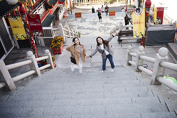 포토 JPG 주간 전신 여자 여행 장난 팔벌리기 서기 미소 사람 20대 성인 야외 두명 앞모습 친구 계단 우정 한국인 알림 오르기 여대생 차이나타운 성인여자만 동인천 국내포토 자연요소 대학생 뷰포인트 관계 모션 표정 동양인 청년 관광지 인천 여자만 성인만 파일형식