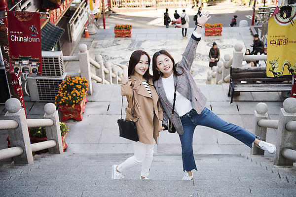 포토 JPG 주간 전신 여자 여행 장난 팔벌리기 서기 미소 사람 20대 성인 야외 두명 앞모습 친구 계단 우정 한국인 알림 오르기 여대생 차이나타운 성인여자만 동인천 국내포토 자연요소 대학생 뷰포인트 관계 모션 표정 동양인 청년 관광지 인천 여자만 성인만 파일형식