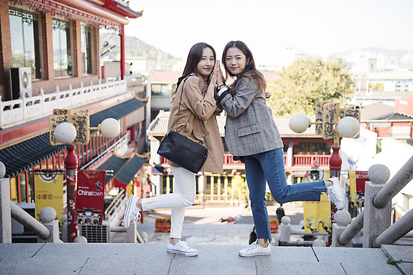 포토 JPG 주간 전신 여자 여행 장난 서기 미소 사람 20대 성인 야외 두명 옆모습 친구 계단 손잡기 우정 한국인 알림 오르기 여대생 차이나타운 성인여자만 동인천 국내포토 자연요소 대학생 뷰포인트 관계 모션 표정 동양인 청년 관광지 인천 여자만 성인만 파일형식