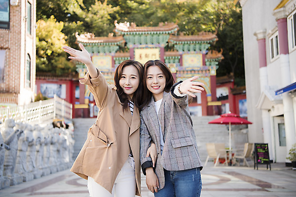 포토 JPG 주간 여자 여행 포즈 백그라운드 서기 미소 사람 상반신 20대 성인 야외 앞모습 친구 사진촬영 우정 한국인 여대생 차이나타운 동인천 국내포토 자연요소 대학생 뷰포인트 관계 모션 표정 동양인 청년 관광지 촬영 인천 파일형식