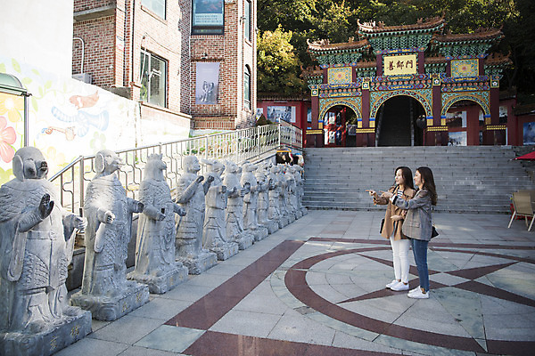 포토 JPG 주간 전신 응시 여자 여행 서기 미소 사람 20대 성인 야외 두명 옆모습 친구 동상 우정 한국인 십이지신 즐거움 여대생 차이나타운 성인여자만 동인천 국내포토 자연요소 시선 감정 대학생 뷰포인트 관계 모션 표정 동양인 청년 관광지 조형물 기념물 인천 여자만 성인만 파일형식