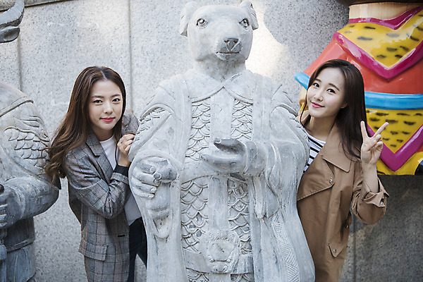 포토 JPG 주간 응시 여자 여행 포즈 서기 미소 사람 상반신 20대 성인 야외 두명 앞모습 친구 동상 우정 한국인 십이지신 즐거움 여대생 차이나타운 성인여자만 동인천 국내포토 자연요소 시선 감정 대학생 뷰포인트 관계 모션 표정 동양인 청년 관광지 조형물 기념물 인천 여자만 성인만 파일형식