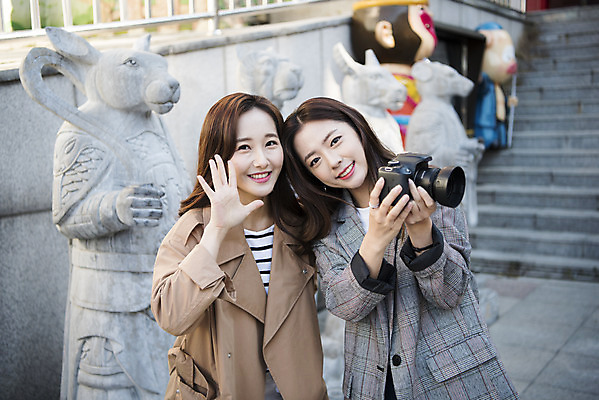 포토 JPG 주간 응시 여자 여행 서기 미소 들기 사람 상반신 20대 성인 야외 두명 앞모습 옆모습 친구 동상 카메라 사진촬영 우정 한국인 십이지신 즐거움 여대생 차이나타운 성인여자만 동인천 국내포토 자연요소 시선 감정 대학생 뷰포인트 관계 모션 표정 동양인 청년 관광지 전자제품 조형물 촬영 기념물 인천 여자만 성인만 파일형식