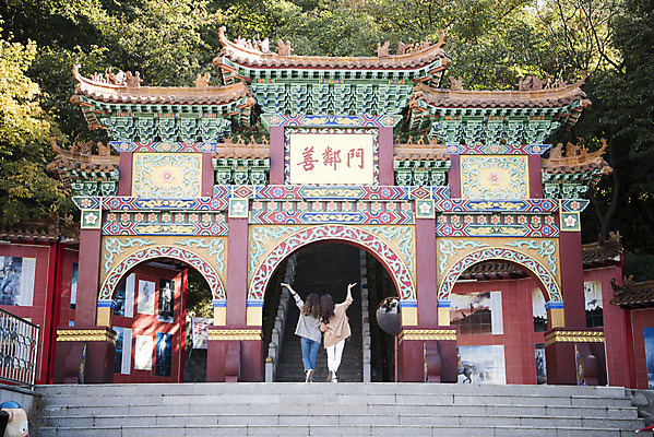 포토 JPG 주간 전신 여자 여행 포즈 백그라운드 팔벌리기 서기 미소 사람 20대 성인 야외 두명 뒷모습 친구 문 사진촬영 우정 한국인 알림 여대생 차이나타운 성인여자만 동인천 선린문 국내포토 자연요소 대학생 뷰포인트 관계 모션 표정 동양인 청년 관광지 촬영 인천 여자만 성인만 파일형식