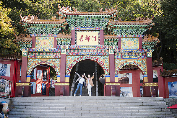 포토 JPG 주간 전신 여자 여행 포즈 백그라운드 팔벌리기 서기 미소 사람 20대 성인 야외 두명 앞모습 친구 문 사진촬영 우정 한국인 알림 여대생 차이나타운 성인여자만 동인천 선린문 국내포토 자연요소 대학생 뷰포인트 관계 모션 표정 동양인 청년 관광지 촬영 인천 여자만 성인만 파일형식