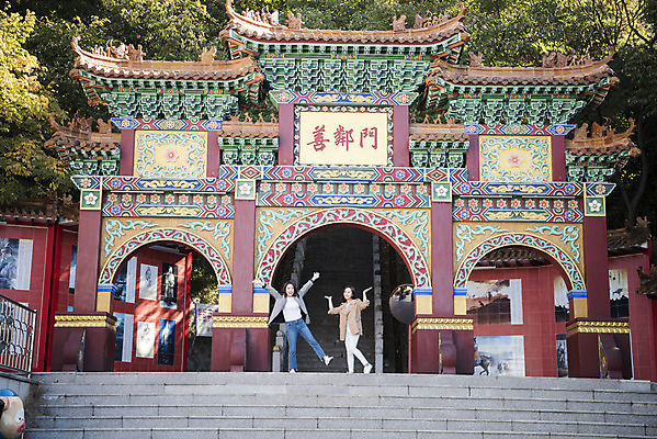 포토 JPG 주간 전신 여자 여행 포즈 백그라운드 팔벌리기 서기 미소 사람 20대 성인 야외 두명 앞모습 친구 문 사진촬영 우정 한국인 알림 여대생 차이나타운 성인여자만 동인천 선린문 국내포토 자연요소 대학생 뷰포인트 관계 모션 표정 동양인 청년 관광지 촬영 인천 여자만 성인만 파일형식