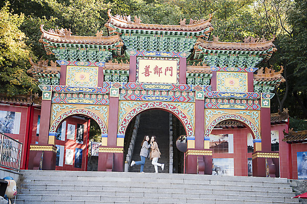 포토 JPG 주간 전신 여자 여행 포즈 백그라운드 서기 미소 사람 20대 성인 야외 두명 앞모습 친구 문 사진촬영 우정 한국인 알림 여대생 차이나타운 성인여자만 동인천 선린문 국내포토 자연요소 대학생 뷰포인트 관계 모션 표정 동양인 청년 관광지 촬영 인천 여자만 성인만 파일형식