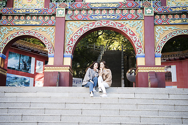 포토 JPG 주간 전신 여자 여행 휴식 미소 사람 앉기 20대 성인 야외 두명 앞모습 친구 계단 우정 한국인 알림 여대생 차이나타운 성인여자만 동인천 선린문 국내포토 자연요소 대학생 뷰포인트 컨셉 관계 모션 표정 동양인 청년 관광지 인천 여자만 성인만 파일형식