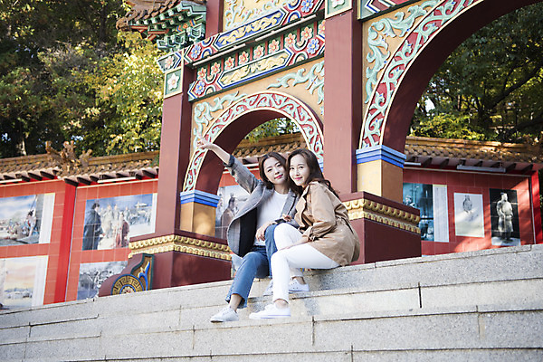포토 JPG 주간 전신 여자 여행 휴식 미소 사람 앉기 20대 성인 야외 두명 앞모습 친구 손들기 계단 우정 한국인 여대생 차이나타운 성인여자만 동인천 선린문 국내포토 자연요소 대학생 뷰포인트 컨셉 관계 모션 표정 동양인 청년 관광지 인천 여자만 성인만 파일형식
