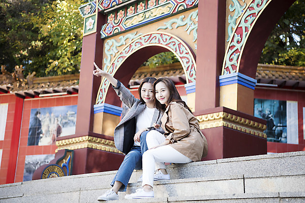 포토 JPG 주간 전신 여자 여행 휴식 미소 사람 앉기 20대 성인 야외 두명 앞모습 옆모습 친구 손들기 계단 우정 한국인 여대생 차이나타운 성인여자만 동인천 선린문 국내포토 자연요소 대학생 뷰포인트 컨셉 관계 모션 표정 동양인 청년 관광지 인천 여자만 성인만 파일형식