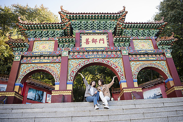 포토 JPG 주간 전신 여자 여행 휴식 미소 사람 앉기 20대 성인 야외 두명 앞모습 친구 손들기 계단 우정 한국인 여대생 차이나타운 성인여자만 동인천 선린문 국내포토 자연요소 대학생 뷰포인트 컨셉 관계 모션 표정 동양인 청년 관광지 인천 여자만 성인만 파일형식