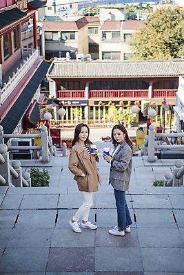 포토 JPG 주간 전신 응시 여자 여행 서기 미소 사람 20대 성인 야외 두명 옆모습 친구 계단 우정 한국인 여대생 차이나타운 성인여자만 동인천 국내포토 자연요소 시선 대학생 뷰포인트 관계 모션 표정 동양인 청년 관광지 인천 여자만 성인만 파일형식