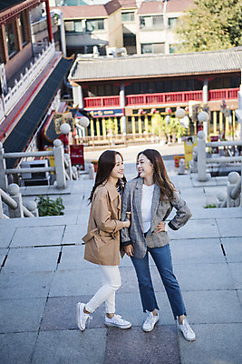 포토 JPG 주간 전신 응시 여자 여행 서기 미소 사람 20대 성인 야외 두명 앞모습 옆모습 친구 계단 우정 한국인 여대생 차이나타운 성인여자만 동인천 국내포토 자연요소 시선 대학생 뷰포인트 관계 모션 표정 동양인 청년 관광지 인천 여자만 성인만 파일형식