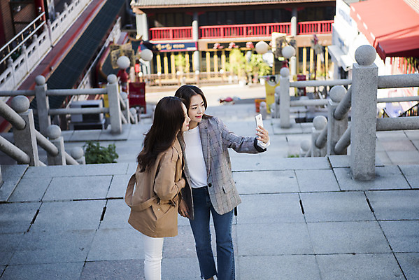 포토 JPG 주간 응시 여자 여행 포즈 서기 미소 들기 사람 상반신 20대 성인 야외 두명 앞모습 친구 계단 사진촬영 우정 한국인 셀프카메라 여대생 차이나타운 성인여자만 동인천 국내포토 자연요소 시선 대학생 뷰포인트 관계 모션 표정 동양인 청년 관광지 촬영 인천 여자만 성인만 파일형식