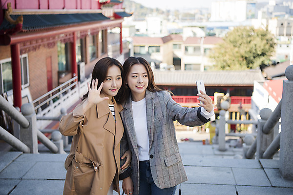 포토 JPG 주간 응시 여자 여행 포즈 서기 미소 들기 사람 상반신 20대 성인 야외 두명 앞모습 친구 계단 사진촬영 우정 한국인 셀프카메라 브이 여대생 차이나타운 성인여자만 동인천 국내포토 자연요소 시선 대학생 뷰포인트 관계 모션 표정 동양인 손짓 청년 관광지 촬영 인천 여자만 성인만 파일형식