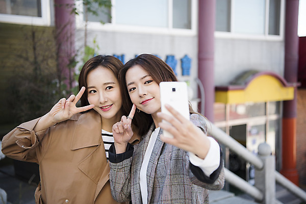 포토 JPG 주간 응시 여자 여행 포즈 서기 미소 들기 사람 상반신 20대 성인 야외 두명 앞모습 친구 계단 사진촬영 우정 한국인 셀프카메라 브이 여대생 차이나타운 성인여자만 동인천 국내포토 자연요소 시선 대학생 뷰포인트 관계 모션 표정 동양인 손짓 청년 관광지 촬영 인천 여자만 성인만 파일형식