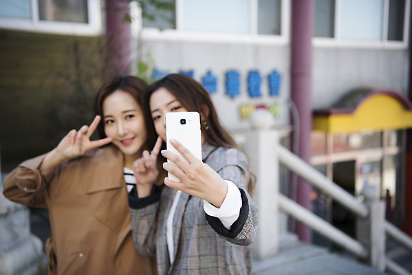 포토 JPG 주간 응시 여자 여행 포즈 서기 미소 들기 사람 상반신 20대 성인 야외 두명 앞모습 친구 계단 사진촬영 우정 한국인 셀프카메라 브이 여대생 차이나타운 성인여자만 동인천 국내포토 자연요소 시선 대학생 뷰포인트 관계 모션 표정 동양인 손짓 청년 관광지 촬영 인천 여자만 성인만 파일형식