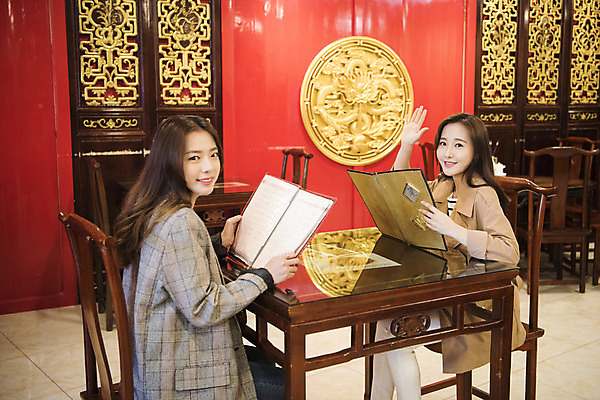 포토 JPG 여자 여행 실내 미소 들기 사람 앉기 상반신 20대 성인 두명 옆모습 친구 중식 식당 우정 한국인 메뉴 메뉴판 여대생 중국집 차이나타운 성인여자만 동인천 국내포토 음식 대학생 뷰포인트 관계 모션 표정 동양인 청년 내부 관광지 상점 인천 여자만 성인만 파일형식