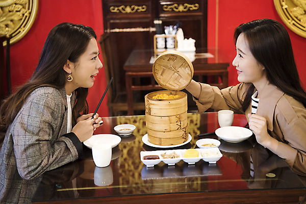 포토 JPG 여자 여행 실내 미소 사람 앉기 상반신 20대 성인 두명 옆모습 친구 중식 우정 한국인 뚜껑 딤섬 여대생 중국집 차이나타운 성인여자만 열어보기 동인천 국내포토 음식 대학생 뷰포인트 관계 모션 표정 동양인 청년 내부 관광지 상점 인천 여자만 성인만 파일형식