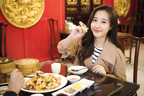 포토 JPG 손 여자 여행 젓가락 실내 미소 들기 사람 앉기 상반신 20대 성인 두명 앞모습 신체부위 친구 중식 우정 한국인 잡기 딤섬 탕수육 여대생 중국집 차이나타운 성인여자만 동인천 국내포토 음식 대학생 뷰포인트 관계 모션 수저 표정 동양인 청년 내부 관광지 상점 인천 여자만 성인만 파일형식
