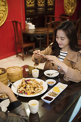 포토 JPG 여자 여행 실내 미소 들기 사람 앉기 상반신 20대 성인 두명 앞모습 옆모습 친구 스마트폰 중식 사진촬영 우정 한국인 딤섬 탕수육 여대생 중국집 차이나타운 성인여자만 동인천 국내포토 음식 대학생 뷰포인트 관계 모션 표정 동양인 청년 내부 관광지 핸드폰 스마트기기 상점 촬영 인천 여자만 성인만 파일형식