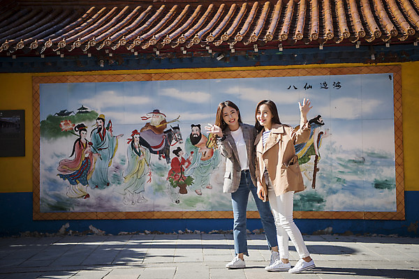 포토 JPG 주간 전신 여자 여행 포즈 거리 서기 미소 사람 20대 성인 야외 두명 앞모습 친구 손들기 사진촬영 우정 한국인 벽화 여대생 차이나타운 성인여자만 동인천 국내포토 자연요소 대학생 뷰포인트 관계 모션 표정 동양인 청년 관광지 촬영 그림 인천 여자만 성인만 파일형식