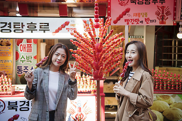 포토 JPG 주간 여자 여행 디저트 서기 미소 들기 사람 상반신 20대 성인 야외 두명 앞모습 친구 우정 한국인 여대생 길거리음식 차이나타운 성인여자만 탕후루 동인천 국내포토 자연요소 음식 대학생 뷰포인트 관계 모션 표정 동양인 청년 간식 관광지 인천 여자만 성인만 파일형식