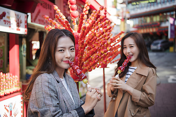 포토 JPG 주간 여자 여행 디저트 서기 미소 들기 사람 상반신 20대 성인 야외 두명 앞모습 친구 우정 한국인 여대생 길거리음식 차이나타운 성인여자만 탕후루 동인천 국내포토 자연요소 음식 대학생 뷰포인트 관계 모션 표정 동양인 청년 간식 관광지 인천 여자만 성인만 파일형식
