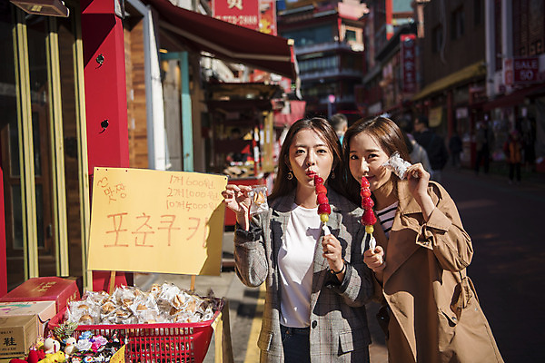 포토 JPG 주간 여자 여행 디저트 서기 미소 들기 사람 상반신 20대 성인 야외 두명 앞모습 친구 우정 한국인 행운 여대생 길거리음식 차이나타운 포춘쿠키 성인여자만 탕후루 동인천 국내포토 자연요소 음식 대학생 뷰포인트 컨셉 관계 모션 표정 동양인 청년 간식 관광지 쿠키 인천 여자만 성인만 파일형식