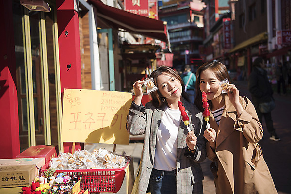 포토 JPG 주간 여자 여행 디저트 서기 미소 들기 사람 상반신 20대 성인 야외 두명 앞모습 친구 우정 한국인 행운 여대생 길거리음식 차이나타운 포춘쿠키 성인여자만 탕후루 동인천 국내포토 자연요소 음식 대학생 뷰포인트 컨셉 관계 모션 표정 동양인 청년 간식 관광지 쿠키 인천 여자만 성인만 파일형식