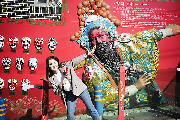 포토 JPG 주간 여자 여행 포즈 백그라운드 장난 한명 서기 미소 들기 사람 상반신 20대 성인 야외 앞모습 조형물 사진촬영 한국인 알림 여대생 경극 차이나타운 성인여자한명만 탕후루 동인천 국내포토 자연요소 1 대학생 뷰포인트 모션 표정 미술 동양인 청년 간식 관광지 촬영 인천 여자한명만 성인여자만 파일형식