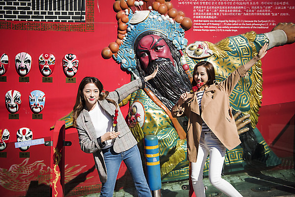 포토 JPG 주간 여자 여행 포즈 백그라운드 장난 서기 미소 들기 사람 상반신 20대 성인 야외 두명 앞모습 친구 조형물 사진촬영 우정 한국인 여대생 경극 차이나타운 성인여자만 탕후루 동인천 국내포토 자연요소 대학생 뷰포인트 관계 모션 표정 미술 동양인 청년 간식 관광지 촬영 인천 여자만 성인만 파일형식