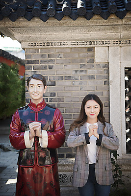 포토 JPG 주간 여자 여행 포즈 한명 서기 미소 사람 상반신 20대 성인 야외 앞모습 동상 한국인 흉내 알림 손모으기 여대생 차이나타운 휴식처 성인여자한명만 동인천 국내포토 자연요소 1 대학생 뷰포인트 모션 휴식 표정 동양인 손짓 청년 관광지 조형물 기념물 인천 여자한명만 성인여자만 파일형식