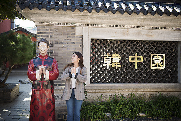 포토 JPG 주간 여자 여행 포즈 한명 서기 미소 사람 상반신 20대 성인 야외 앞모습 동상 한국인 흉내 알림 손모으기 여대생 차이나타운 휴식처 성인여자한명만 동인천 국내포토 자연요소 1 대학생 뷰포인트 모션 휴식 표정 동양인 손짓 청년 관광지 조형물 기념물 인천 여자한명만 성인여자만 파일형식