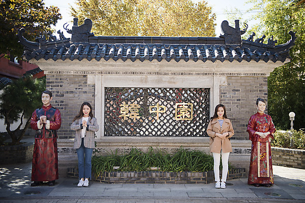 포토 JPG 주간 전신 여자 여행 포즈 서기 미소 사람 20대 성인 야외 두명 앞모습 친구 동상 우정 한국인 흉내 손모으기 여대생 차이나타운 휴식처 성인여자만 동인천 국내포토 자연요소 대학생 뷰포인트 관계 모션 휴식 표정 동양인 손짓 청년 관광지 조형물 기념물 인천 여자만 성인만 파일형식