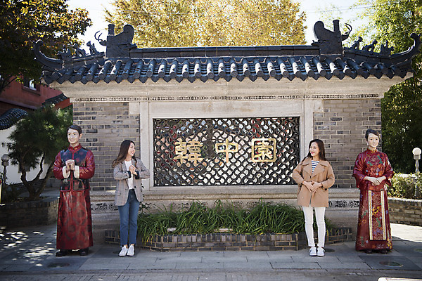 포토 JPG 주간 전신 여자 여행 포즈 서기 미소 사람 20대 성인 야외 두명 앞모습 친구 동상 마주보기 우정 한국인 흉내 손모으기 여대생 차이나타운 휴식처 성인여자만 동인천 국내포토 자연요소 대학생 뷰포인트 관계 모션 휴식 표정 동양인 손짓 청년 관광지 조형물 기념물 인천 여자만 성인만 파일형식
