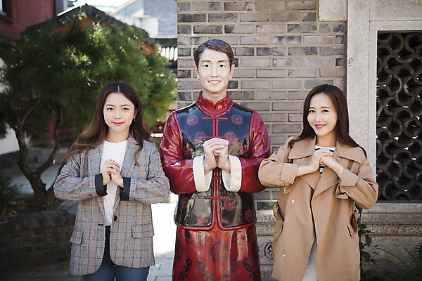 포토 JPG 주간 여자 여행 포즈 서기 미소 사람 상반신 20대 성인 야외 두명 앞모습 친구 동상 우정 한국인 흉내 손모으기 여대생 차이나타운 휴식처 성인여자만 동인천 국내포토 자연요소 대학생 뷰포인트 관계 모션 휴식 표정 동양인 손짓 청년 관광지 조형물 기념물 인천 여자만 성인만 파일형식