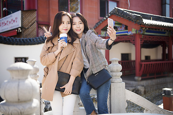 포토 JPG 주간 전신 여자 여행 서기 미소 들기 사람 상반신 20대 성인 야외 두명 앞모습 친구 스마트폰 사진촬영 우정 한국인 셀프카메라 여대생 차이나타운 성인여자만 동인천 국내포토 자연요소 대학생 뷰포인트 관계 모션 표정 동양인 청년 관광지 핸드폰 스마트기기 촬영 인천 여자만 성인만 파일형식