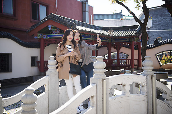 포토 JPG 주간 전신 여자 여행 서기 미소 들기 사람 20대 성인 야외 두명 앞모습 친구 스마트폰 사진촬영 우정 한국인 셀프카메라 여대생 차이나타운 휴식처 성인여자만 동인천 국내포토 자연요소 대학생 뷰포인트 관계 모션 휴식 표정 동양인 청년 관광지 핸드폰 스마트기기 촬영 인천 여자만 성인만 파일형식