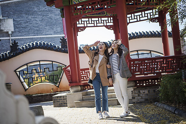 포토 JPG 주간 전신 여자 여행 휴식 서기 미소 사람 손짓 20대 성인 야외 두명 앞모습 친구 손들기 우정 한국인 여대생 차이나타운 휴식처 성인여자만 동인천 국내포토 자연요소 대학생 뷰포인트 컨셉 관계 모션 표정 동양인 청년 관광지 인천 여자만 성인만 파일형식