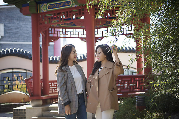 포토 JPG 주간 응시 여자 여행 휴식 서기 미소 사람 손짓 상반신 20대 성인 야외 두명 앞모습 친구 마주보기 우정 한국인 가리킴 잡기 여대생 차이나타운 휴식처 성인여자만 동인천 국내포토 자연요소 시선 대학생 뷰포인트 컨셉 관계 모션 표정 동양인 청년 관광지 인천 여자만 성인만 파일형식