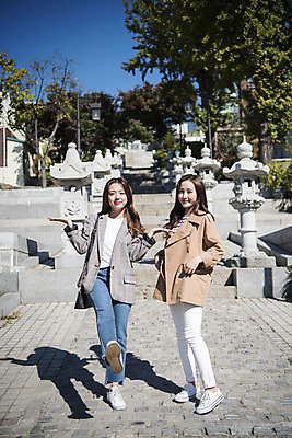 포토 JPG 주간 전신 여자 여행 포즈 서기 미소 사람 20대 성인 야외 두명 앞모습 친구 계단 우정 한국인 즐거움 여대생 차이나타운 성인여자만 동인천 국내포토 자연요소 감정 대학생 뷰포인트 관계 모션 표정 동양인 청년 관광지 인천 여자만 성인만 파일형식